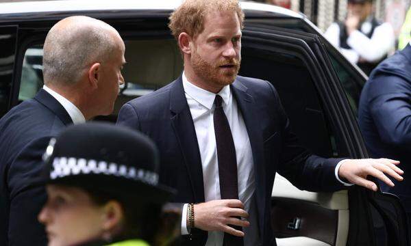 Prinz Harry trifft am High Court in London ein. 