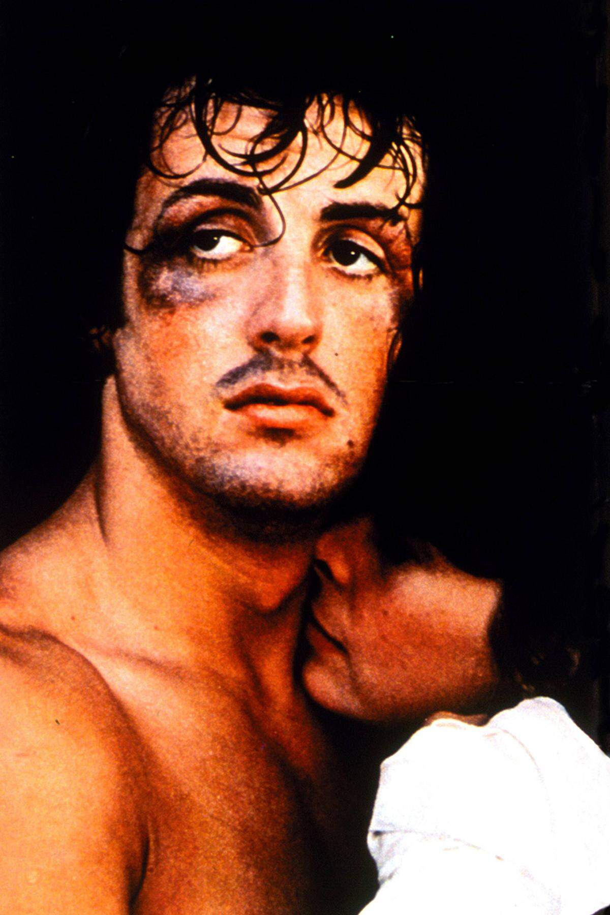 Seinen Durchbruch schaffte Stallone 1976 als Underdog-Boxer Rocky Balboa in "Rocky". Das Drehbuch zum Film - der insgesamt drei Oscars gewann - schrieb er selbst, von der schleppenden Schauspielkarriere gefrustet. "Rocky" wurde 1976 über Nacht zum Hit. Er holte zehn Oscar-Nominierungen und gewann drei Trophäen, für Regie, Schnitt und als bester Film. 