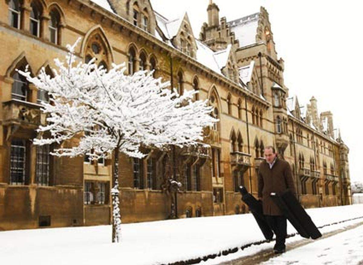 Die University of Oxford ist die zweitbeste europäische Uni und das Schlusslicht der Top Ten.Aber immerhin haben hier insgesamt 6 Könige, 5 Staatspräsidenten und Premiers sowie 25 Britische Premierminister studiert. Außerdem kann die älteste britische Uni 6 Heilige ausweisen.