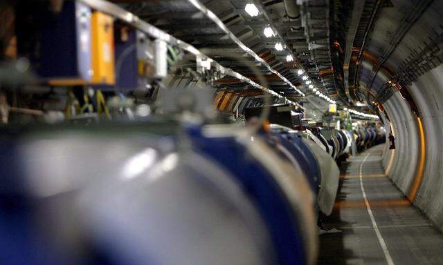 Ein Blick in den Tunnel des Teilchenbeschleunigers des Projektes CERN nahe Genf