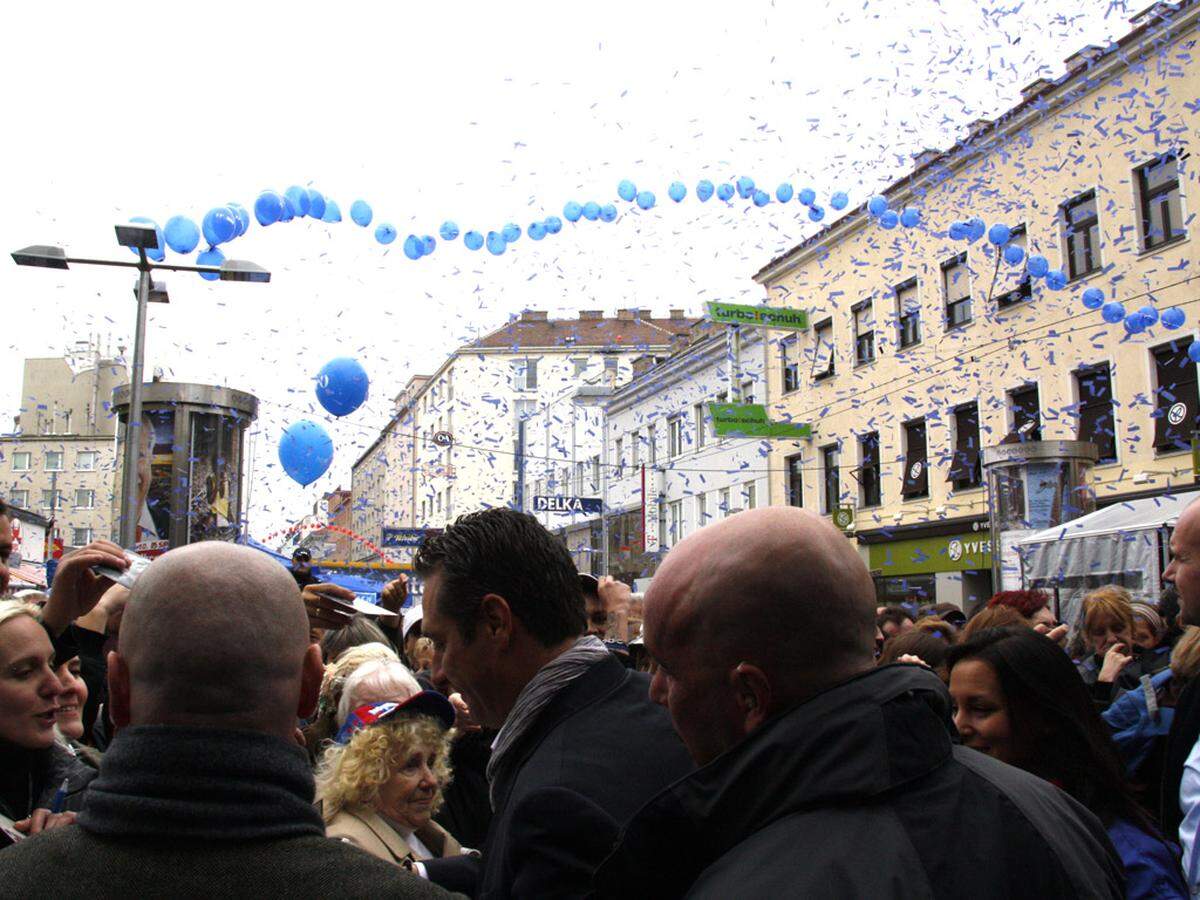 Blauer Konfetti-Regen verstärkt die blaue Bierfest-Stimmung.