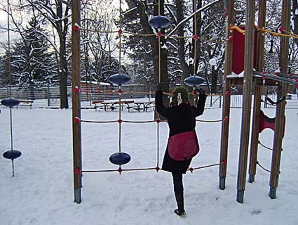 Die Geräte am Kinderspielplatz im Matzner-Park bei der Märzstraße wurden aber auch im Schneefall benutzt.