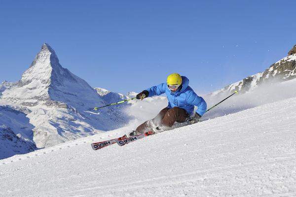 Sechs österreichische Skigebiete unter den Top 10 - doch der Sieg geht in die Schweiz: Über Landesgrenzen hinweg zu wedeln hat schon was -  das und vieles mehr kann unterhalb des majestätischen Matterhorns der mondäne und traditionsreiche Skiort Zermatt bieten. Laut Ergebnis des Tests von skigebiete-test.de kann das dortige Skierlebnis von keinem anderes Skigebiet der Welt übertroffen werden. Insgesamt 365 Pistenkilometer von Zermatt in der Schweiz bis ins italienische Breuil-Cervinia bietet die Region. „Zermatt ist für uns das beste Skigebiet der Welt. Vielseitige Pisten, moderne Bergbahnen und das einzigartige Panorama unterhalb des Matterhorns bieten ein unübertroffenes Erlebnis“, so Florian Weis.