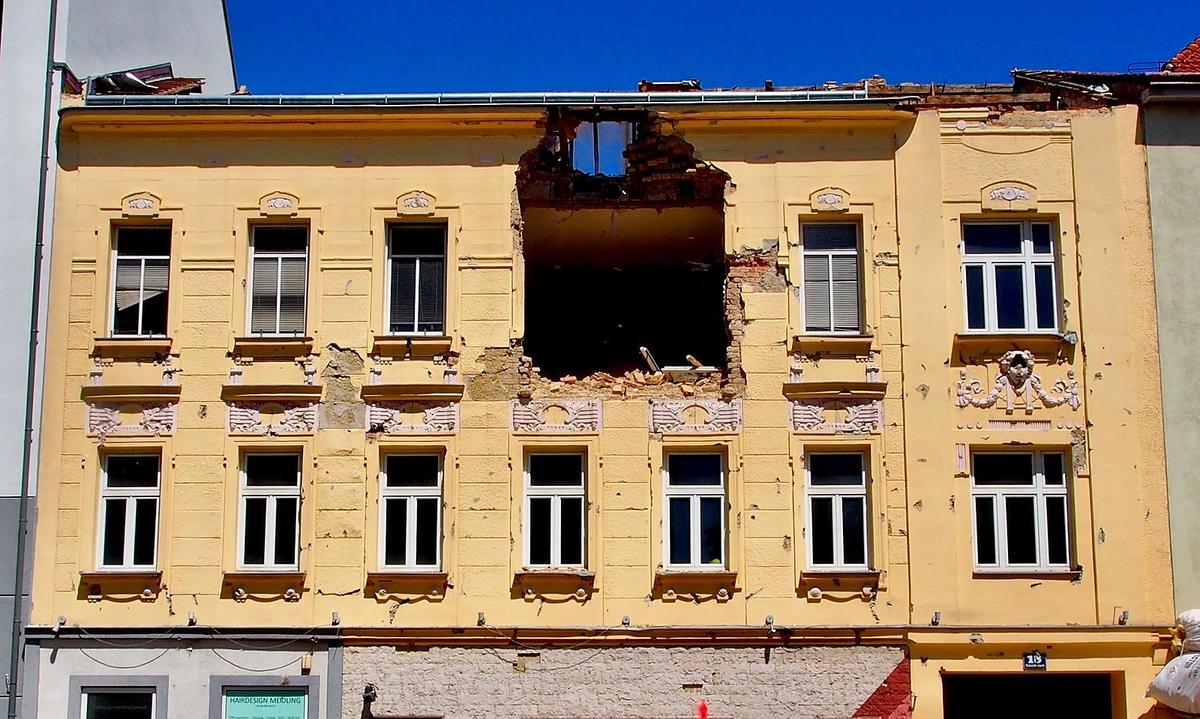 Im Juni noch mit Dach und intakter Fassade, im Juli Abbruch wegen "wirtschaftlicher Abbruchreife: Hohenbergstaße 18