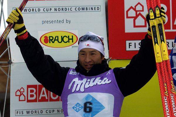 Der Japaner Kenji Ogiwara eröffnet mit viermal Gold und einmal Bronze  zwischen 1993 und 1999 die Top drei der Kombinierer.