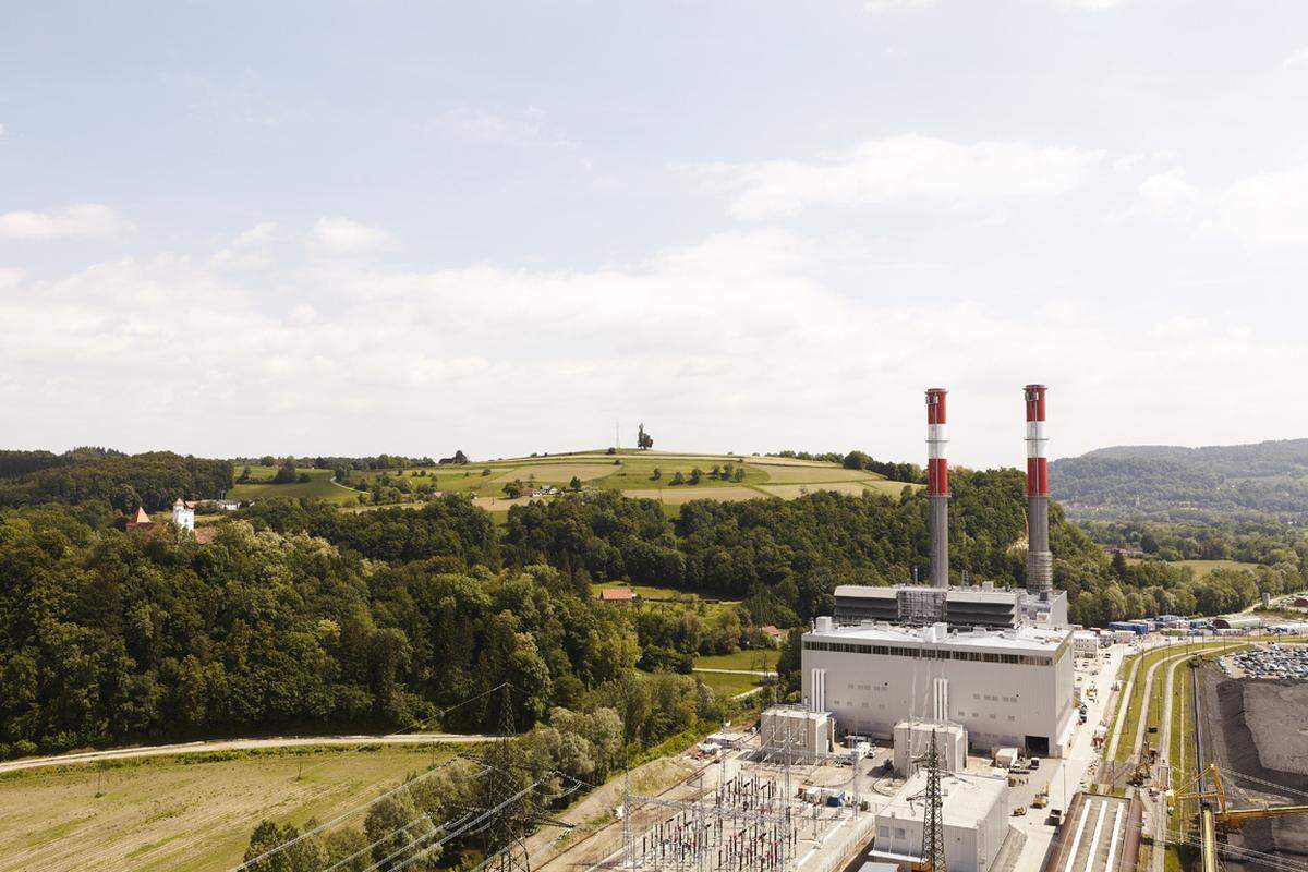 2003 werden erstmals Pläne für ein neues Gaskraftwerk Mellach in der Öffentlichkeit bekannt, noch unter Verbund-Generaldirektor Hans Haider. Ende 2005 reicht der Verbund Mellach-Unterlagen für Umweltverträglichkeitsprüfung (UVP) ein, im Juli 2006 kommt der Sanktus vom Amt der Steiermärkischen Landesregierung. Die Kosten für das Vorhaben gibt der Verbund mit 400 Mio. Euro an.