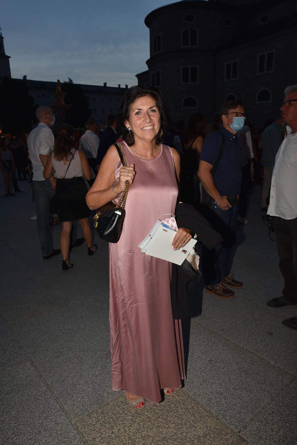 Die Maske griffbereit hielt auch Danielle Spera, Direktorin des Jüdischen Museums, die in einem rosafarbenen Kleid kam.    