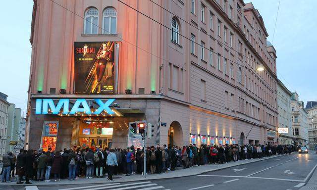 Die Warteschlange vor dem Apollo Kino ließ sich sehen.