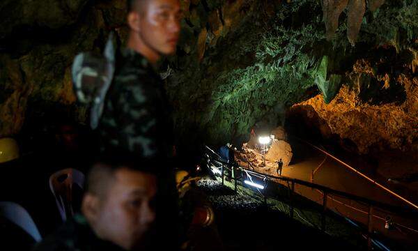 Zwölf Buben einer Fußball-Nachwuchsmannschaft waren mit ihrem Trainer am 23. Juni in die Höhle gestiegen, die Fahrräder am Höhleneingang abgestellt.