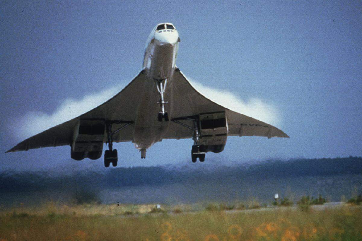 Am 21. Jänner 1976 nahm die Concorde den Linienbetrieb auf. Fortan sollte sie ihre Passagiere mit mehr als doppelter Überschallgeschwindigkeit über den Atlantik befördern. In drei bis dreieinhalb Stunden ließ sich die Strecke von Paris bzw. London nach New York absolvieren. Doch das Tempo hatte seinen Preis und die „Königin der Lüfte“ damit ein „Ablaufdatum“.   (hell)