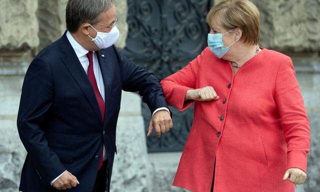 Laschet (li.) und Angela Merkel