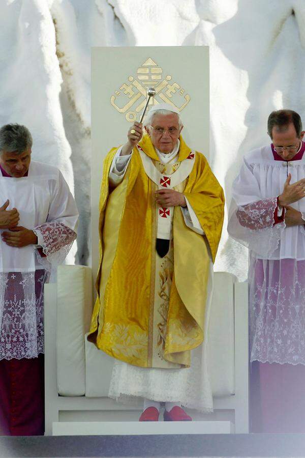 Bei der großen Abschlussmesse auf dem Flugfeld Cuatro Vientos rief der Papst die zumeist jugendlichen Gläubigen auf, ihren Glauben im Rahmen der Kirche zu leben.