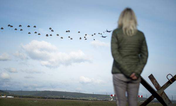 „Glueck ab - Gut Land“: 60 Jahre Militaer-Fallschirmspringen