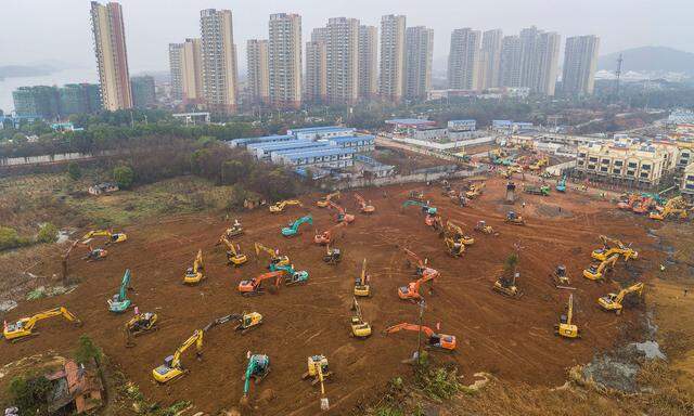 Krankenhausbau im Blitztempo: Dutzende Bagger auf einer Baustelle in Wuhan, wo innerhalb kurzer Zeit eine Klinik mit 1000 Betten in die Höhe wachsen soll. Die bestehenden Spitäler können die vielen Erkrankten nicht aufnehmen.
