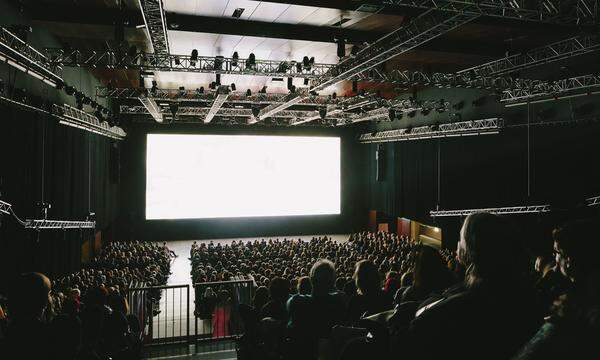 Zertifikate kann auch die Diagonale aufweisen: Das Diagonale Film Meeting und die Eröffnung sind stets "ecoversum"-zertifizierte Veranstaltungen. Bereits zweimal wurde das Festival mit dem "Green Events Austria Award" ausgezeichnet, mittlerweile wurde es in die Hall of Fame von "Green Events Austria" aufgenommen, in der vorbildhafte (Kultur-)Initiativen vorgestellt werden. Im Filmprogramm der Diagonale geht es freilich um den künstlerischen Anspruch. Dennoch kommt es mitunter vor, dass sich die gezeigten Filme auch inhaltlich mit Umweltfragen auseinandersetzen.