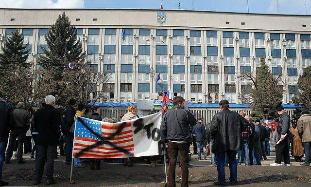 Die russische Fahne auf dem Dach, eine durchgestrichene US-Fahne vor dem Verwaltungsgebäude in Lugansk.