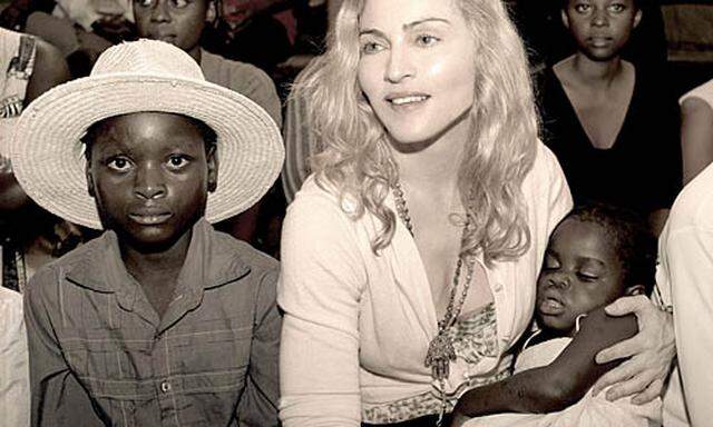 Madonna Anfang April: In den Händen hält sie die kleine Chifundo 