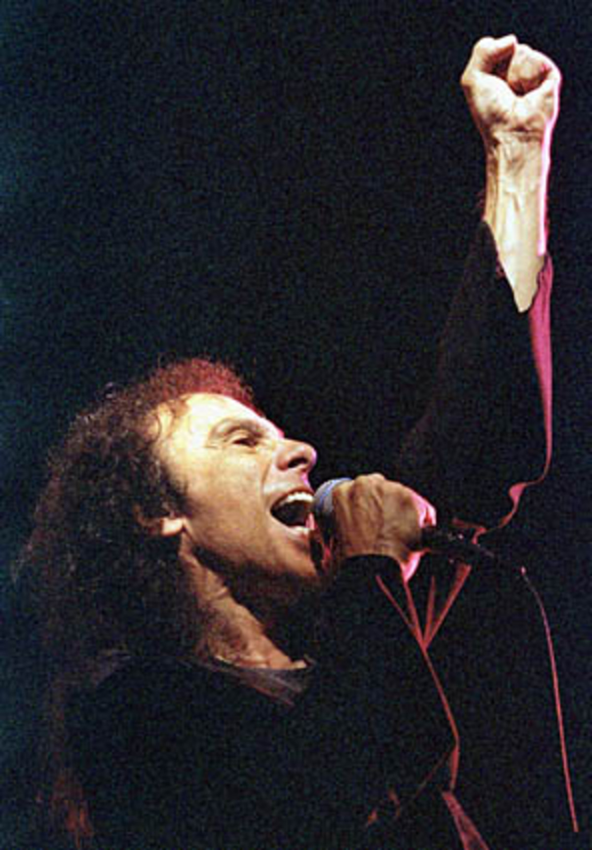 Im vergangenen Herbst machte Dio bekannt, dass er an Magenkrebs leide. Im Sommer hätte der Sänger in Österreich spielen sollen: Für das Nova Rock Festival, das am 11. bis 13 Juni im Burgenland über die Bühne geht, war ein Konzert der Gruppe Heaven & Hell, einer Black-Sabbath-Reunion, geplant.