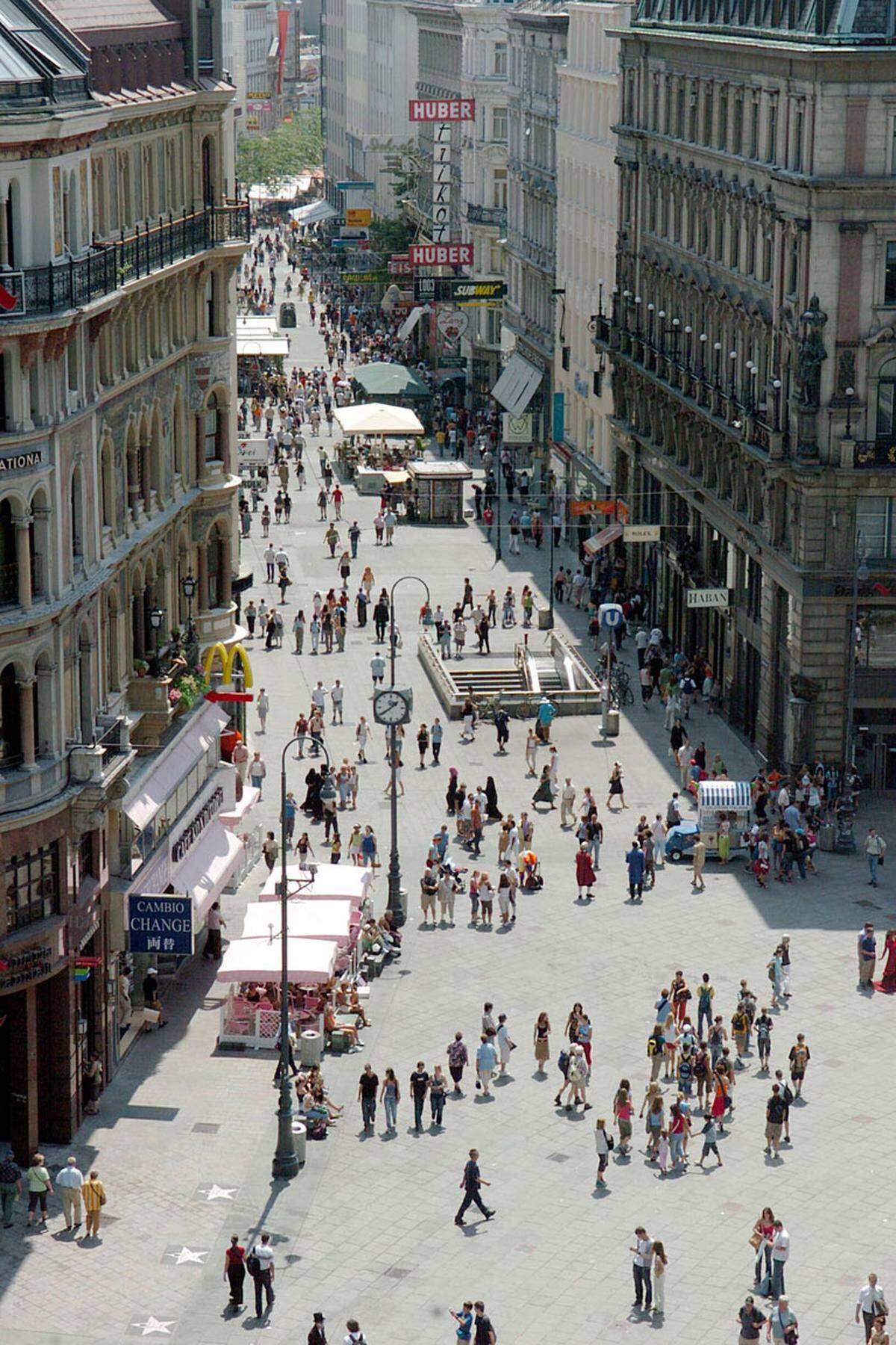 So etwas wie uneingeschränkte Begeisterung kennt sie nicht, zumindest nicht von Anfang an: In Wien hat so manche Fußgängerzone zunächst für Widerstand gesorgt. Das war 1974 so, als die Kärntner Straße (im Bild eine Aufnahme aus dem Jahr 2006) zu Wiens erster Fußgängerzone wurde, es war auch heuer bei der Mariahilfer Straße so. Die anfängliche Ablehnung sei aber, sagt Christoph Luchsinger, Professor für Städtebau an der TU Wien, kein reines Wiener Phänomen: Auch in Zürich gab es etwa vor rund 40 Jahren Proteste, als die Bahnhofstraße verkehrsberuhigt wurde. „Die Geschäftsleute haben das Gefühl, sie verkaufen nicht mehr genug, wenn keine Autos mehr erlaubt sind. Das ist in jeder Stadt so. Und es ist in jeder Stadt gleich falsch,“ sagt Luchsinger.