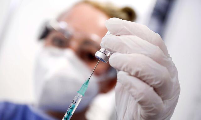 Biontech-Pfizer hat seinen Impfstoff an die derzeit dominierende Variante angepasst. Die ersten Dosen sind schon in Österreich.  