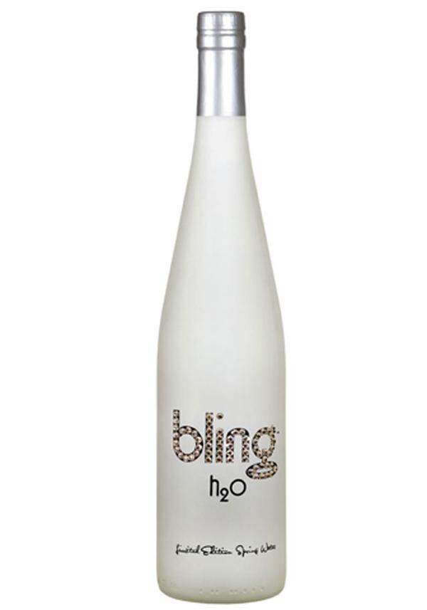 Wie der Name schon sagt ist die Flasche des "bling H2O" mit Swarovski-Kristallen besetzt. Das "Statement" Wasser des Hollywood-Produzenten Kevin G. Boyd zeichnet sich durch das Design aus. Der Inhalt stammt aus einer Quelle in den Smokey Mountains.   Preis: 0,75 Liter 49 Euro