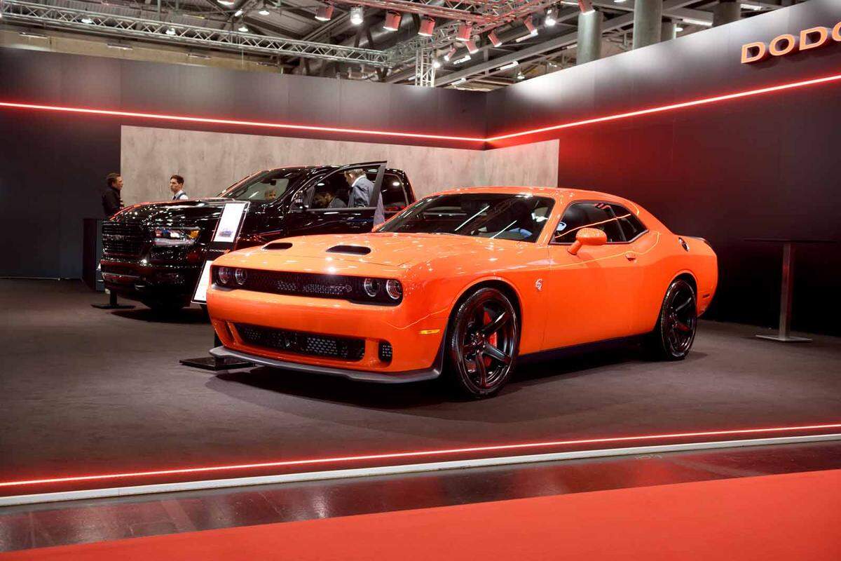 Ein schweres Kaliber dagegen: Dodge Challenger, hier in Ausführung als SRT Hellcat mit aufgeladenem 6,2-Liter-Hemi-V8. Ergibt knapp 720 PS und ein festes Gedränge am Messestand.