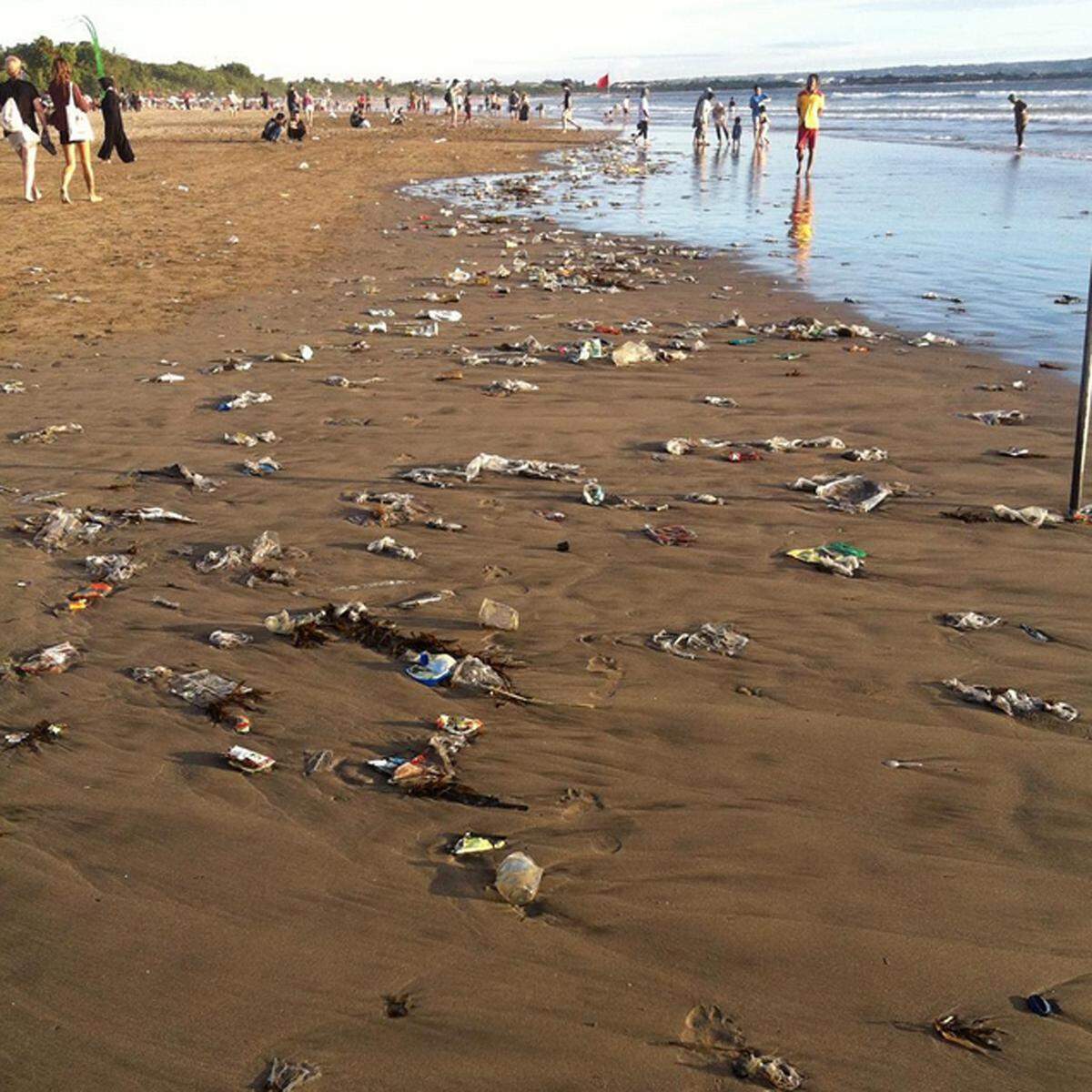 Expedia Australia hat in einer Umfrage zehn No-Gos für den Strand herausgefunden. Mit 52 Prozent stehen Badegäste, die ihren Müll liegen lassen, an erster Stelle. Dies sorgt nicht nur für wenig Urlaubsstimmung, sondern kann mitunter auch Meerestiere gefährden.  