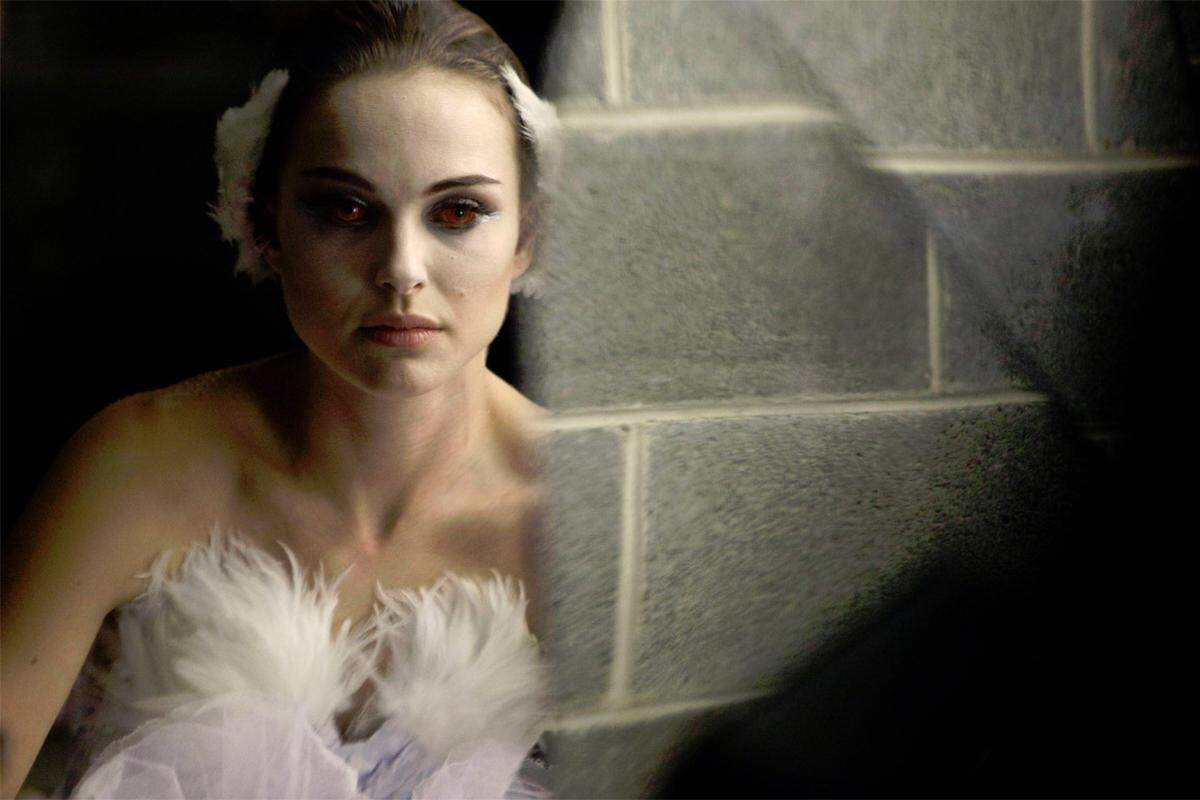 Portman wurde für ihre Rolle in dem Ballett-Thriller "Black Swan" von Darren Aronofsky nominiert.Für den Film quälte sie sich ein Jahr lang mit Ballett-Training ab.