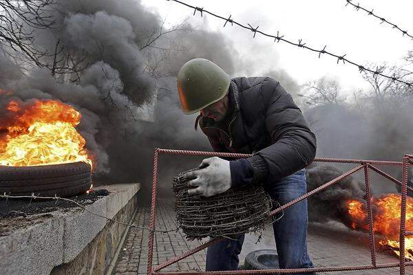 Stachel im Fleisch des Regimes: Die Anti-Janukowitsch-Demonstranten verstärken ihre Stellungen auch mit Stacheldraht.