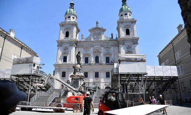 Aufbauarbeiten für die 'Jedermann'-Bühne. Am Samstag ist es soweit, das Vorspiel der Festspiele steht an. 