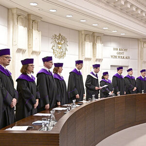 Im Namen der Republik! Die Verfassungsrichter erklärten bei der Verkündung des Erkenntnisses ausführlich, warum sie zentrale Teile des Sicherheitspakets kippten.