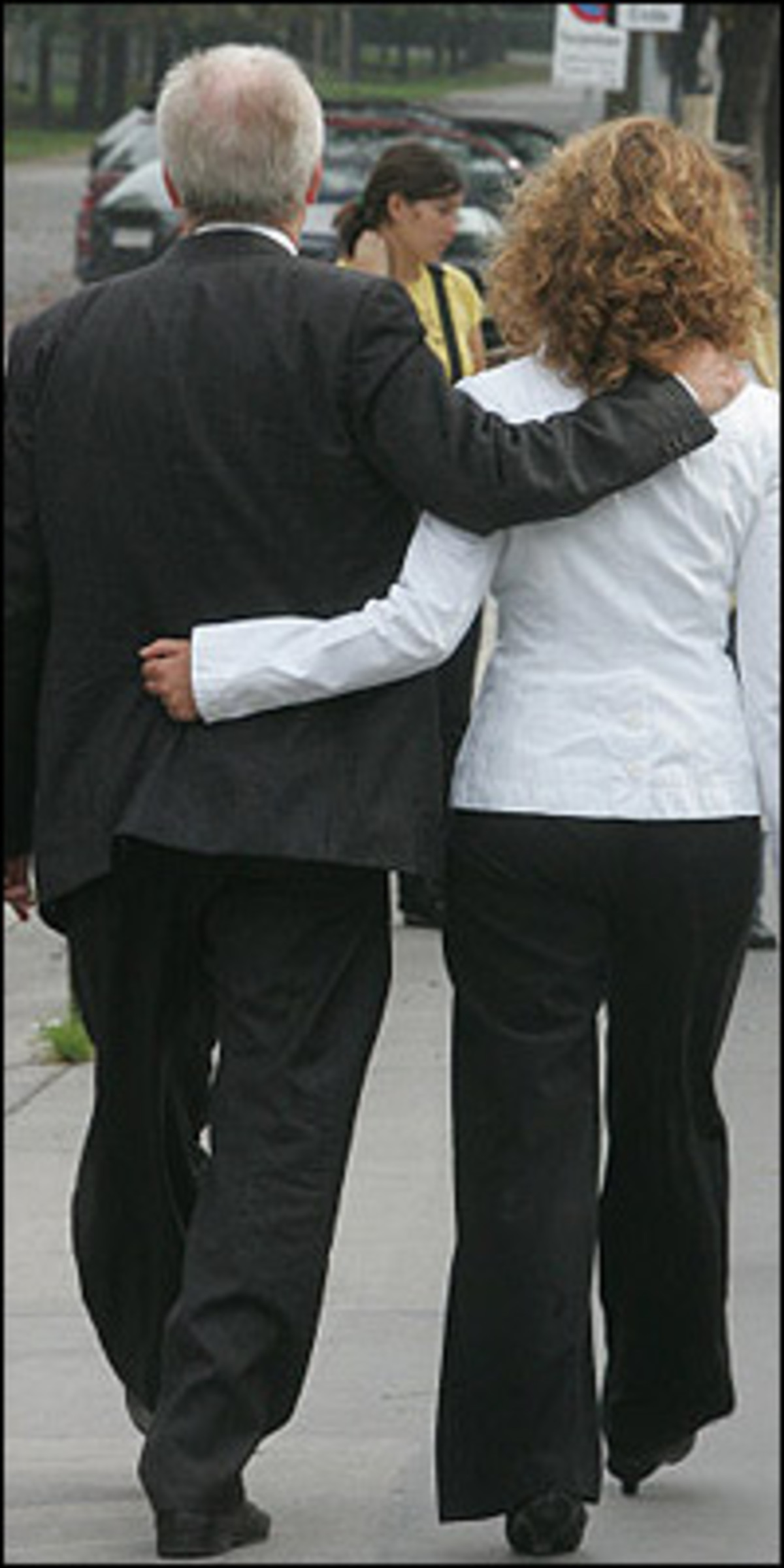 Kritik übte Martin an FPÖ und BZÖ. Er hoffe, sagte Martin, dass die Menschen nicht auf den "Hetzer Strache hereinfallen" würden. In Richtung BZÖ sagte er, er fände es bedauerlich, dass die Orangen, "die wie ich höre, zur Stunde null Stimmen haben", im ORF im Gegensatz zu ihm so prominent vorkamen.