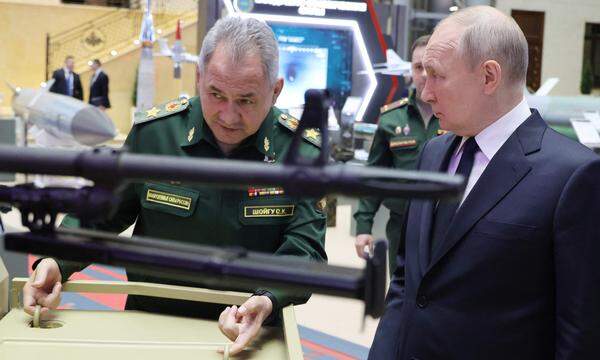 Archivbild von Russlands Verteidigungsminister Sergei Schoigu (li.) und Präsident Wladimir Putin (re.)
