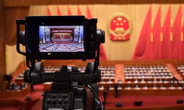 Eine angebliche französische Reporterin beschönigt Chinas Unterdrückungspolitik in Xinjiang. 