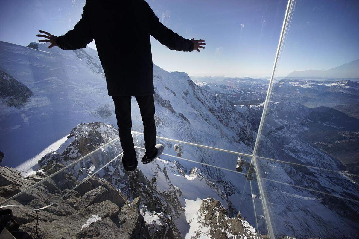Chamonix in den französischen Alpen hat seit 2013 eine neue Touristenattraktion: ein Glashaus am Alpenabgrund, den "Schritt ins Leere" am Berg Aiguille du Midi. Der Skywalk befindet sich auf einer Höhe von 3.842 Metern.