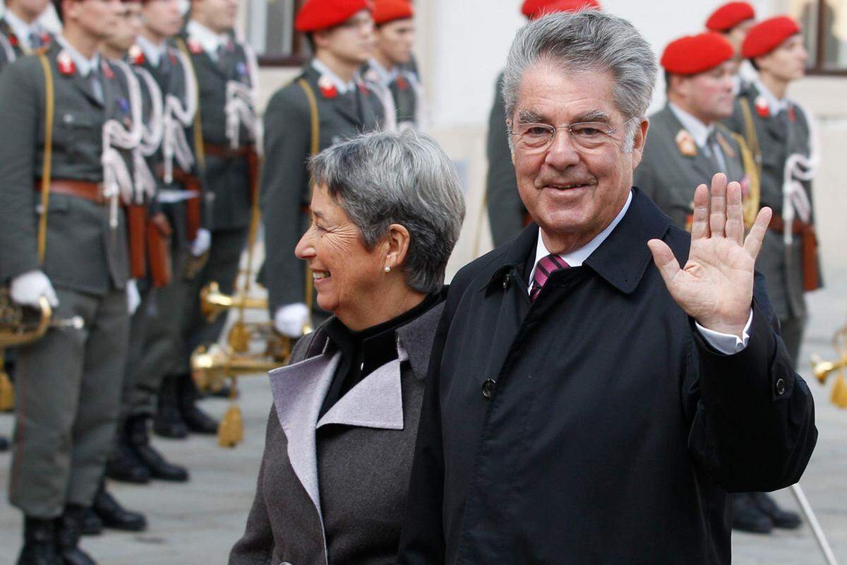 Cginas Staatschef wird von Bundespräsident Heinz Fischer und seiner Margit in der Wiener Hofburg empfangen.