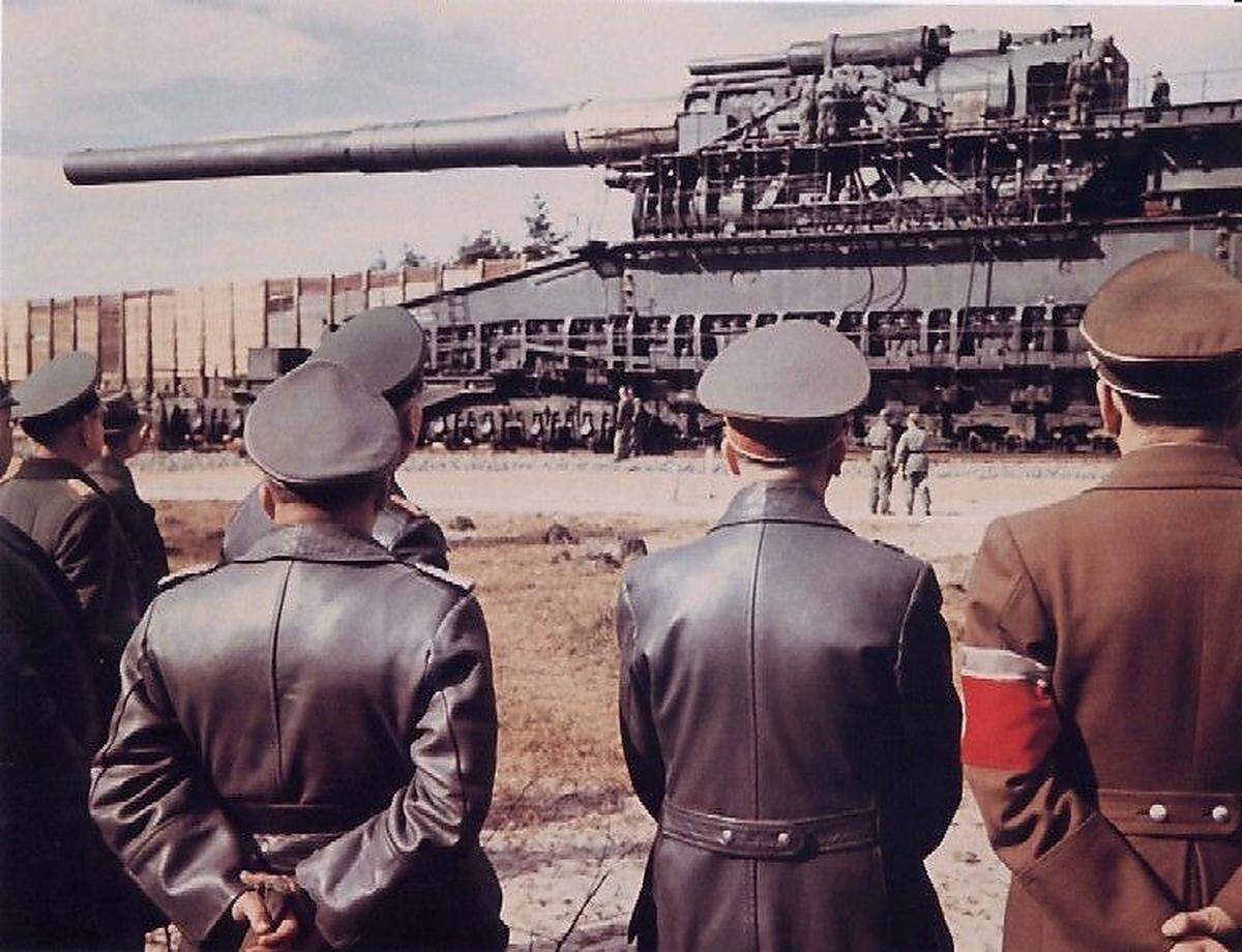 Dora war ein Eisenbahngeschütz vom Kaliber 80 cm, das größte und aufwendigste Geschütz der Geschichte - im Bild bei einer Vorführung für Hitler. Nördlich Sewastopols wurden für es eigens Schienen verlegt, Luftabwehrkanonen mussten es sichern, samt Bedienung und Bautruppen waren 4000 bis 5000 Mann in seinem Umfeld tätig.