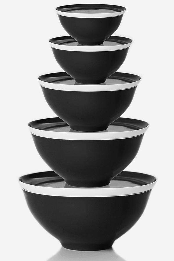 „Mano Design“ heißt das Label von Hedwig Rotter. Die Porzellan-Produkte, die sie in ihrer Manufaktur in Wien-Ottakring herstellt, dürfen auch mal „Just Black“ sein wie diese Serie.