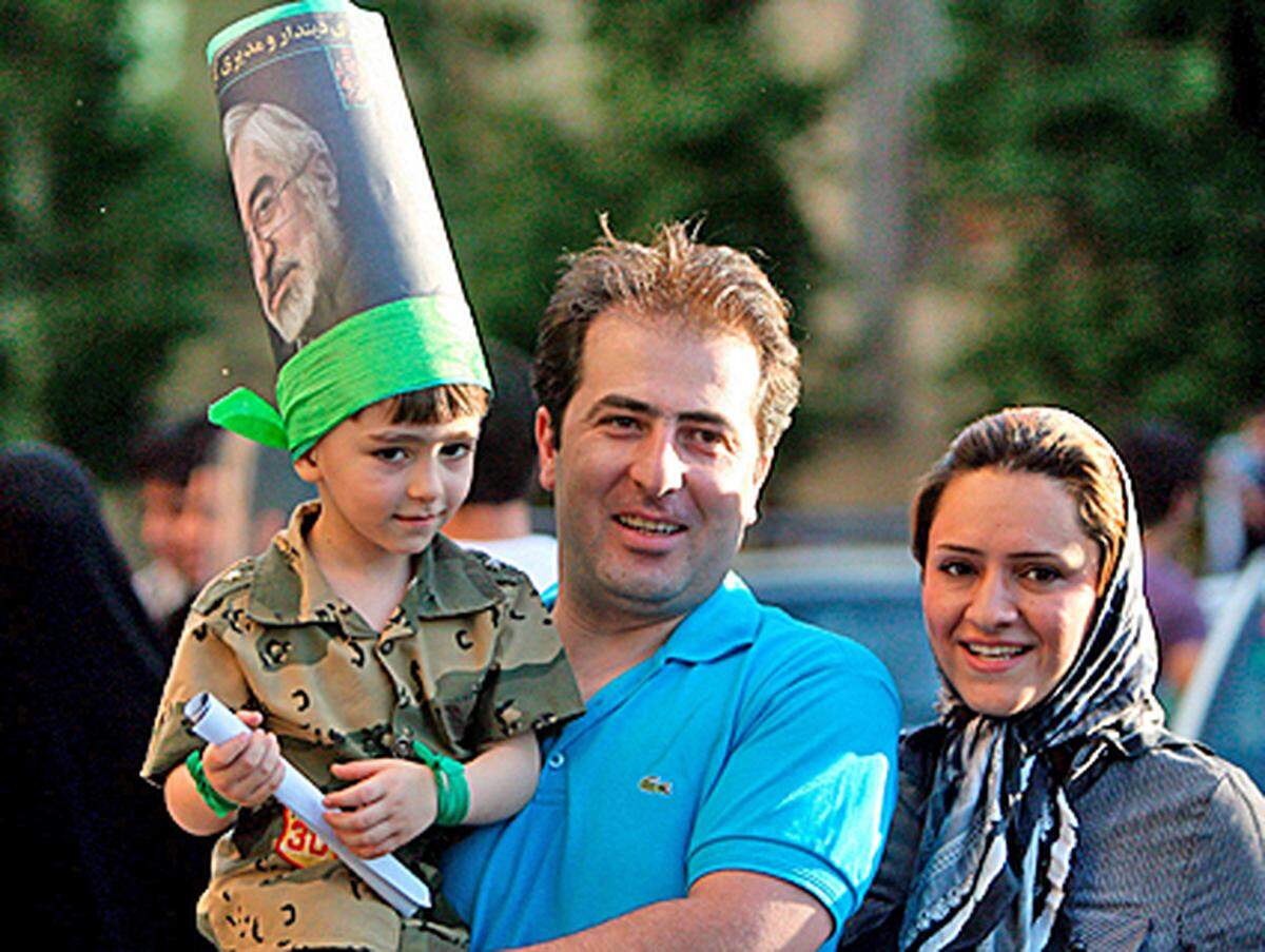 Moussavi ist - wie Ahmadinejad auch - regimetreu, antiamerikanisch und wirtschaftlich eher links. Wegen seiner Nähe zu Ex-Präsident Mohammed Khatami wird er politisch jedoch als moderat und reformfreundlich eingestuft. Besonders das urbane Jungvolk sowie die Reformbefürworter unter den Iranern unterstützen Moussavis Wahlkampf.