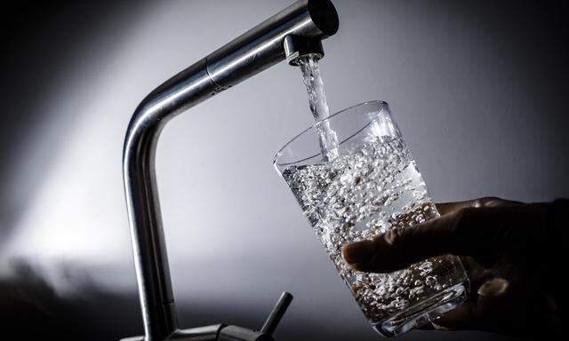 Auch Trinkwasser kann Chemikalien enthalten - wie groß die Gesundheitsgefahr ist, darüber sind sich Experten uneins.