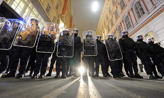 Archivbild: Polizei am Rande der Anti-Akademikerball-Demos 2014