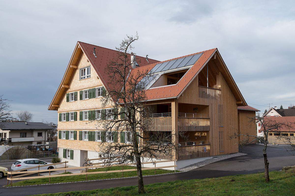 . . .  das Mehrfamilienhaus Maurer, geplant von Baukultur Management GmbH. Die ortsprägende Bausubstanz wurde erhalten und die Räume mit niedriger Raumhöhe mit Außenräumen verbunden.
