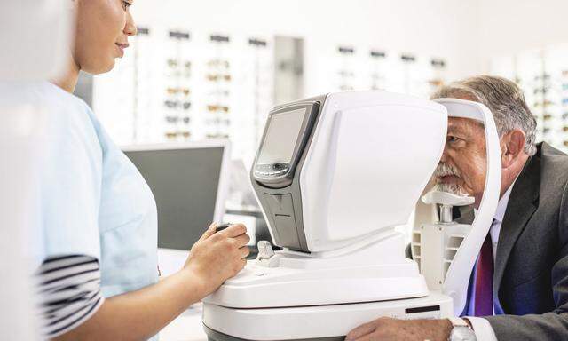 Augenoptiker beraten nicht nur Kunden bezüglich Sehbehelfen, sie führen auch Messungen, etwa der Sehschärfe, durch. 
