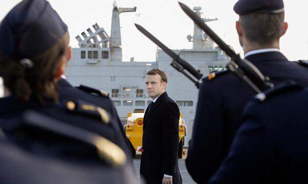 Emanuel Macron an Bord des Hubschrauberträgers „Dixmude“ in der Marinebasis Toulon im Jahr 2018. 