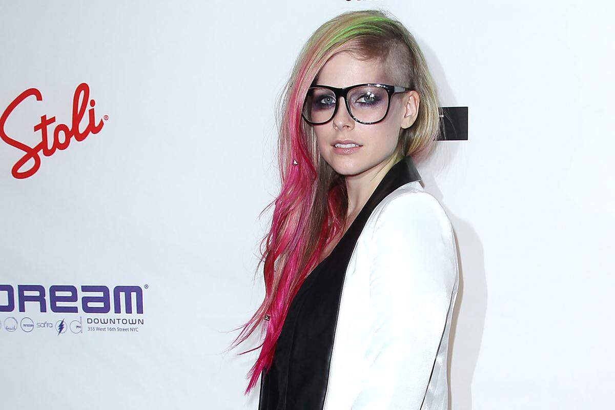 Avril Lavigne konnte auf der New York Fashion Week ein weiteres Mal nachweisen, dass sie nach dem Prinzip "Forever Young" lebt. Mit dem jugendlichen Undercut und dem lustigen Farbspiel ist sie allerdings nicht ganz up to date.