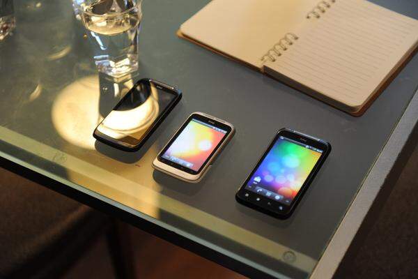Auf dem Küchentisch allerdings lagen die Objekte der Begierde: HTCs neue Android-Smartphones. Das Desire S, Incredible S und Wildfire S dienen der Modellpflege von erfolgreichen Modellen aus 2010. Alle kommen mit dem noch unveröffentlichten Android 2.4 auf den Markt.
