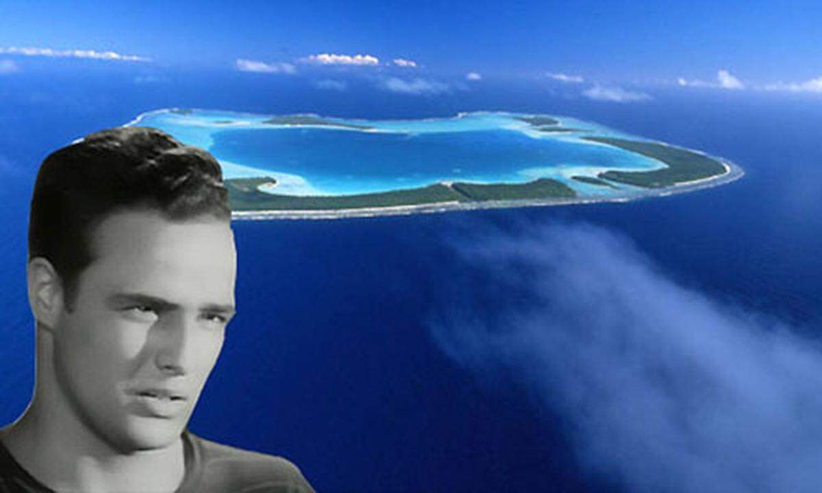 Brando Eco Hotel Tetiaroa Island, Französisch Polynesien Begonnen hat alles mit und wie in einem Film: Als Marlon Brando vor mittlerweile mehr als 40 Jahren “Die Meuterei auf der Bounty” in Französisch Polynesien drehte, verlor er sein Herz. Nicht an eine Polynesierin, sondern an Tetiaroa, eine Inselgruppe im südlichen Pazifik, die sich über 13 Inseln zieht. Weil er auch das nötige Kleingeld besaß, kaufte er 1966 – nach den Dreharbeiten – die unberührte Inselgruppe (42 km von Tahiti entfernt) und genoss für sehr lange Zeit das einzigartige Lebensgefühl der Südsee. 2011 (nach etlichen Zeitverzögerungen) taucht die Brando-Insel nun wieder auf der touristischen Landkarte auf. Ende des Jahres soll das Südsee-Feeling auch anderen Naturliebhabern und Genussmenschen ermöglicht werden. Gerade wurde die  langjährige Phase der Voruntersuchungen für ein neues Hotelprojekt beendet. Das Brando Eco-Hotel – geplant sind 47 Villen, zwei Restaurants, zwei Bars und ein Spa direkt an der Lagune – soll genau das darstellen, was sich Brando gewünscht hatte: Energie-unabhängig und aus natürlichen Materialien erbaut wird es nur kaum auf der Umwelt lasten und vom Wasser aus nicht zu sehen sein. Die Touristikgruppe „Pacific Beachbomber“ möchte nun knapp fünfzig Millionen Euro in die Insel investieren, um Brandos Traum zu verwirklichen. So werden die exklusiven Villen und die restliche Hotelanlage hauptsächlich mit natürlichen Materialien gebaut und mit Meerwasser-Klimaanlagen ausgestattet. Dabei kommt das kalte Wasser aus einer Tiefe von 920 Meter, das die Zimmer kühlen wird. Das soll 50 Prozent Energie im Vergleich zu einer herkömmlichen Klimaanlage sparen. Gemeinsam mit Bio-Kraftstoff-Generatoren und Solarzellen sollen hohe Energieeinsparungen erzielt und die einmalige Fauna und Flora der Insel geschützt werden. Ganz im Sinne des 2004 verstorbenen Hollywood-Haudegens setzt das Öko-Hotel „The Brando“ damit auf  Nachhaltigkeit und Umweltbewusstsein und mit seinen geplanten 6 Sternen außerdem auf den Luxusfaktor. Website: www.thebrandoecohotel.com Quelle: www.insiderei.com