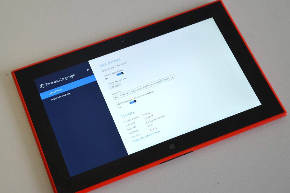 Mit dem letzten größeren Update hat Microsoft dafür gesorgt, dass Tablet-Nutzer nicht mehr unbedingt in die kleinteilige Systemsteuerung der Desktop-Seite von Windows 8 eingreifen müssen. Auch Datum und Uhrzeit lassen sich nun in den Touchscreen-freundlichen Einstellungen anpassen.