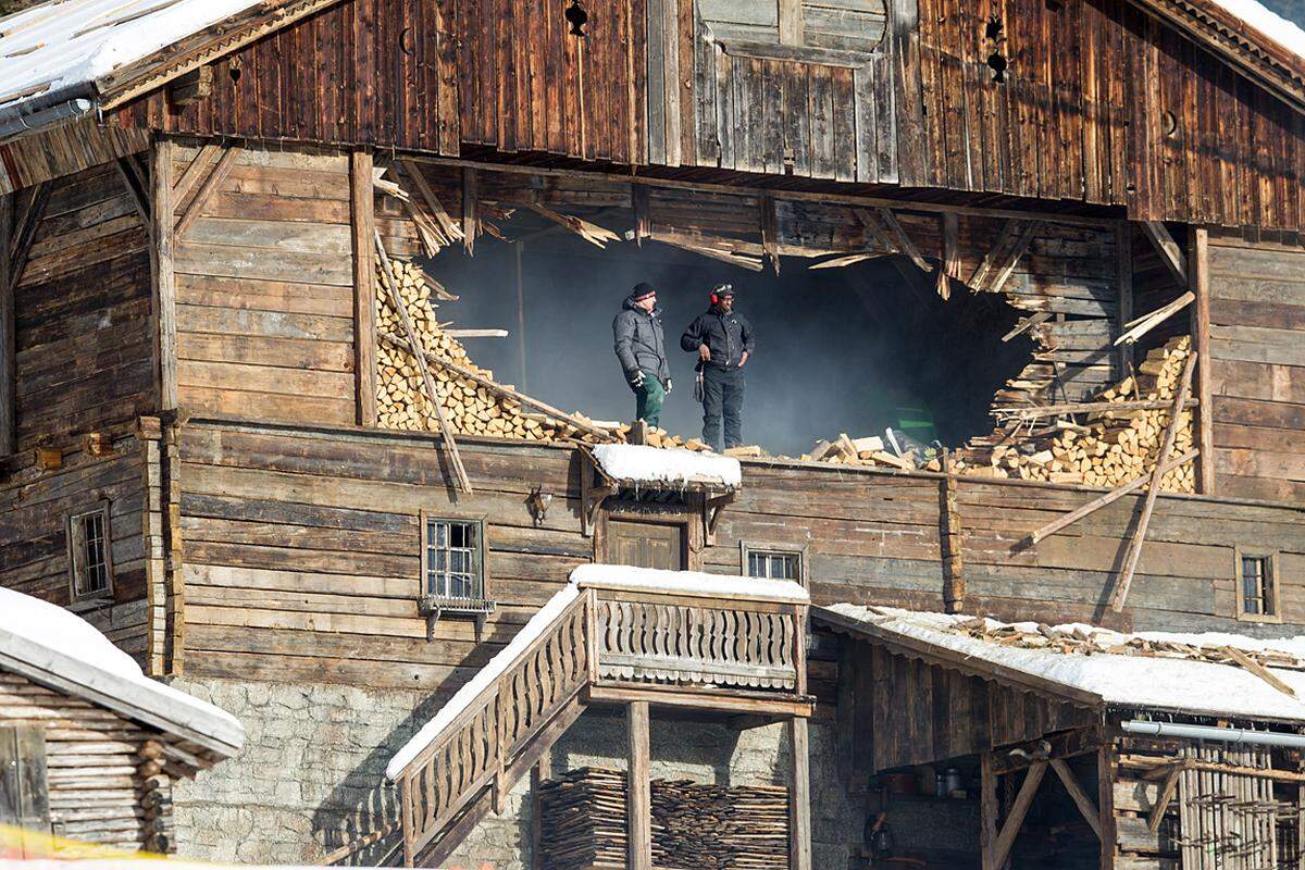 Die Szene wurde nahe des eigens für die Dreharbeiten errichteten Holzhauses gedreht. Trotz Absperrungen gelang es einigen Schaulustigen von der nahen Dorfpiste aus Blicke auf das Spektakel zu erheischen.