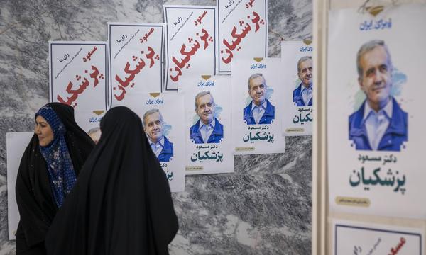 Wahlplakate von Massud Peseschkian erregen in Teheran Aufmerksamkeit. 